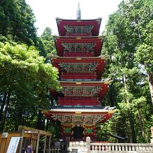 石鳥居をくぐると五重塔が建っています