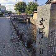 武家屋敷跡エリアを流れる