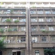 90年前に建てられた外壁がタイルのビルです