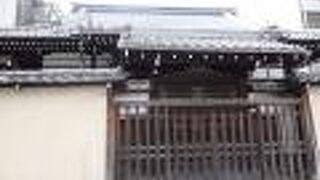 山門、木の柵ともに閉ざされていいました