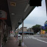 大将軍八神社の前の一条通の商店街