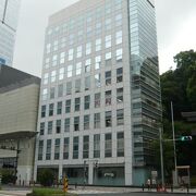 オカムラいすの博物館は、外堀通りに面したオカムラ赤坂ビルにあるはずと思い、訪れましたが。