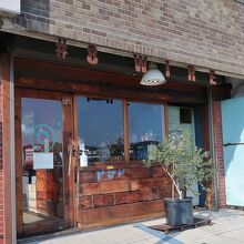 港に面した店舗