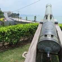 マラッカ海峡を睨むように据えられている大砲多数。