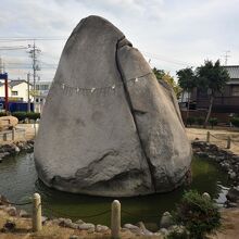 境内の巨岩を背後から