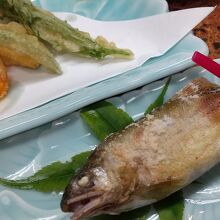 夕食の鮎の塩焼きと野菜天ぷら