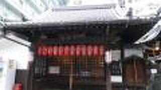 数多くの提灯が並びます