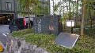 リーガロイヤルホテルの敷地に石碑と案内板があります