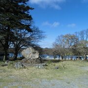 湖畔にある赤城神社の拝殿と神橋は風景のアクセント