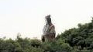 どこから見ても上半身しか見えません。