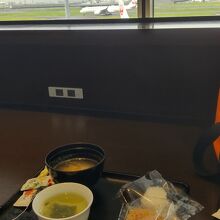 おむすびにお味噌汁、日本茶、朝はやっぱりこれかなぁ