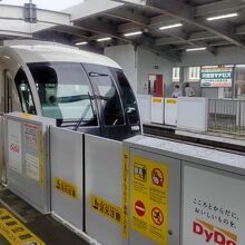 ホームは短いです。ホームドアはありますが、場所によってはホー