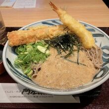 てんぷらが温かくお蕎麦は冷たく、とろろも含めて美味でした。