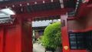 目立つ朱塗りの山門