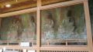 朱色がかなり残った磨崖仏が５体ありました。