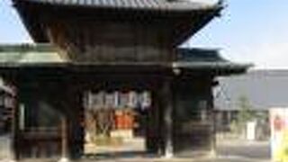 厳島神社に隣接する真言宗の古刹