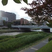 川端通側から見る御池大橋。
