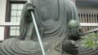 銅造地蔵菩薩坐像は、赤坂一ツ木通りの浄土寺の境内にあります。地蔵というより仏像の大きさです。