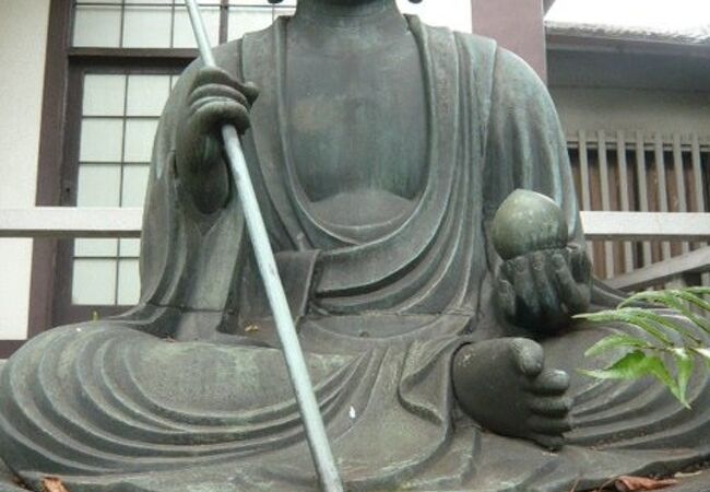 銅造地蔵菩薩坐像は、赤坂一ツ木通りの浄土寺の境内にあります。地蔵というより仏像の大きさです。