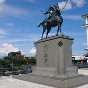 東岡崎駅近くの空中広場に設置の像