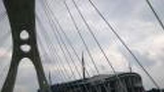 街中と豊田スタジアムを結ぶ橋