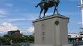 東岡崎駅近くの空中広場に設置の像