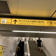 大江戸線とゆりかもめの駅は縦の移動があります