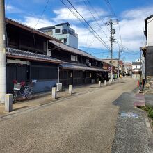 四間の幅の道路の街並みです