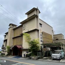 熱海駅から歩くと坂道の途中にあります