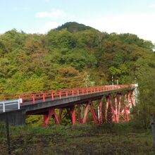 国道３９８号線一迫川に架かる鉄橋（宮城県側）