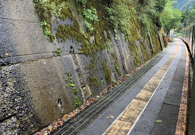 秘境駅、ホ－ムは激狭