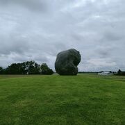 六花亭の花の包装紙に描かれた四季折々の山野草を見ることの出来るガーデンでは出来立てのマルセイバターサンドを食べることができます。