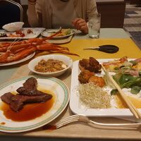 カニ食べ放題、飲み放題の夕食。ステーキもうまい。