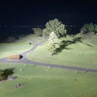 夜間照明されたゴルフ場。周囲に民家はなくとても静か