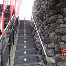 こちらの階段を上って頂上へ（稲荷山）