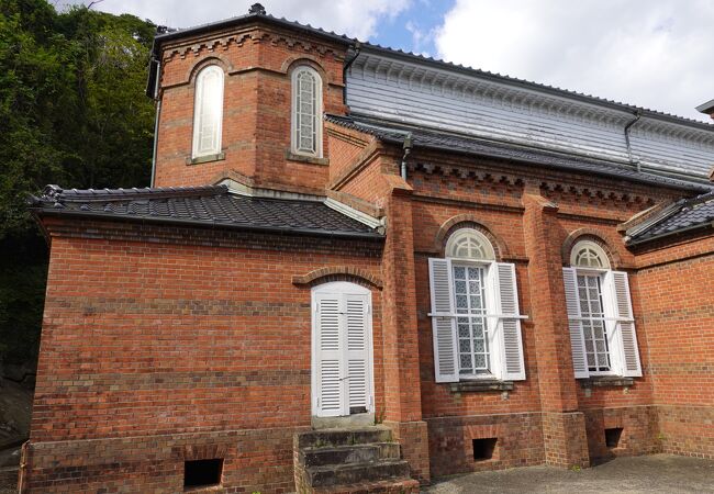 煉瓦造りの堂々とした教会