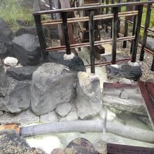 通りのそばには温泉の噴気が上がっている。