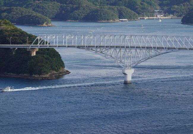 美しい風景の中の橋