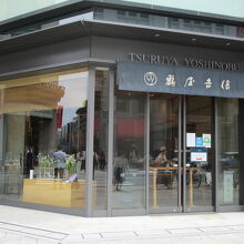 三越の向かいあたり