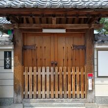 山門はしっかり閉じていた