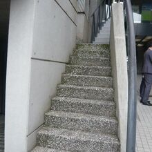 階段の途中に入口があります。通常は、通り過ぎてしまうでしょう