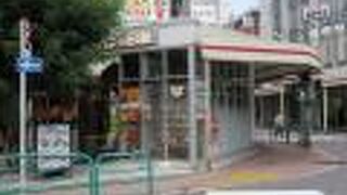 レトロ調の小ぢんまりした店内は、おじさんも寛げる