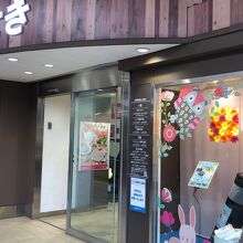 ホームからの入口