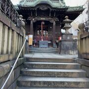 駅前にひっそりと建つ神社