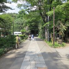 「深大寺入口」バス停から徒歩、この先の右手に…