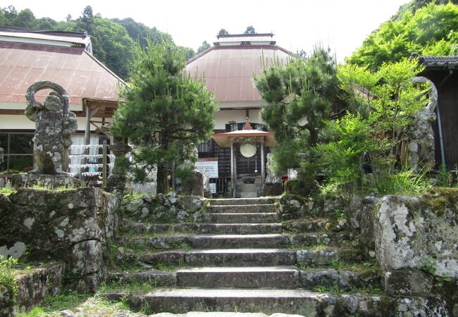 ピカピカの石像が並ぶお寺