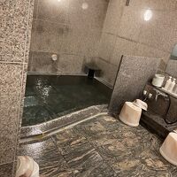 浴場は全体的に狭め