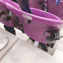 座席にドリンクホルダー完備