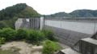 横長に感じるダムでした。