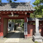 朱色の山門、光明寺の僧坊